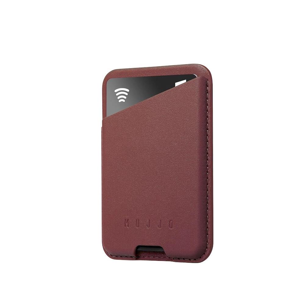 Кожен портфейл (джоб) за прикрепяне към iPhone с MagSafe - Mujjo MagWallet Leather Card Holder with MagSafe (бордо) | JAR Computers Кожен портфейл (джоб) за прикрепяне към iPhone с MagSafe - Mujjo MagWallet Leather Card Holder with MagSafe (бордо)