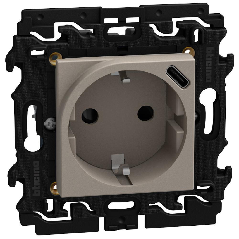 Контакт Шуко 2Р+Е 16А и USB тип C 1.5A 7.5W 2M с монтажна рамка Камък - bticino Light Now YG4141USB | JAR Computers Контакт Шуко 2Р+Е 16А и USB тип C 1.5A 7.5W 2M с монтажна рамка Камък - bticino Light Now YG4141USB