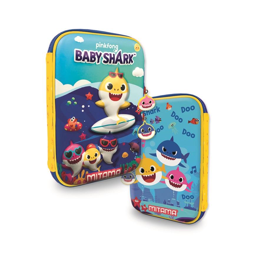 Несесер с пълнеж MITAMA Baby Shark 3D от 8 флумастери и 8 восъчни пастели | JAR Computers Несесер с пълнеж MITAMA Baby Shark 3D от 8 флумастери и 8 восъчни пастели