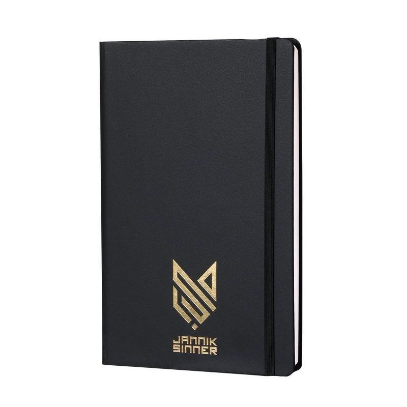 Бележник с ластик PIGNA Jannik Sinner, A5, 192 л., 80 г, линиран офсет 80 г, твърда корица, черен | JAR Computers Бележник с ластик PIGNA Jannik Sinner, A5, 192 л., 80 г, линиран офсет 80 г, твърда корица, черен