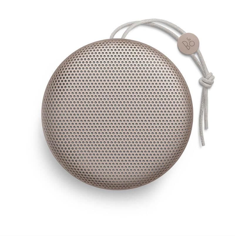 Уникална портативна аудиофилска безжична система за мобилни устройства - Bang & Olufsen BeoPlay A1 (бежов) | JAR Computers Уникална портативна аудиофилска безжична система за мобилни устройства - Bang & Olufsen BeoPlay A1 (бежов)