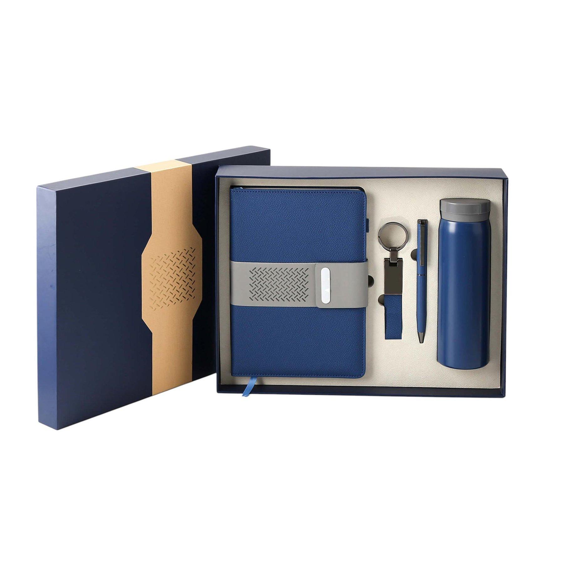 Office 1 Комплект Welcome, тефтер, бутилка, химикалка и ключодържател, в кутия, тъмносин | JAR Computers Office 1 Комплект Welcome, тефтер, бутилка, химикалка и ключодържател, в кутия, тъмносин