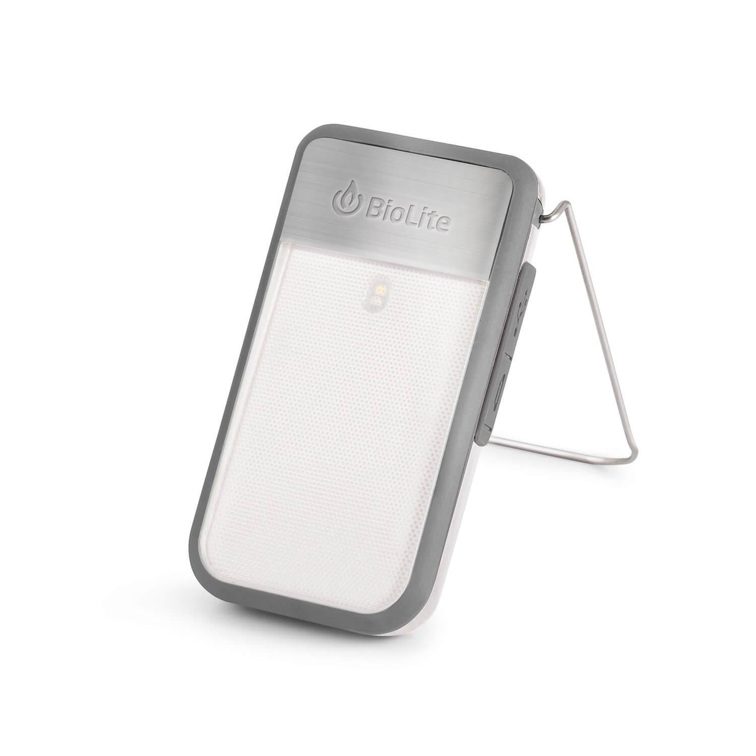 Външна батерия (1350 mAh) и фенер за дома, офиса, къмпинг, спорт и други (135 lm) - BioLite PowerLight Mini (cив) | JAR Computers Външна батерия (1350 mAh) и фенер за дома, офиса, къмпинг, спорт и други (135 lm) - BioLite PowerLight Mini (cив)