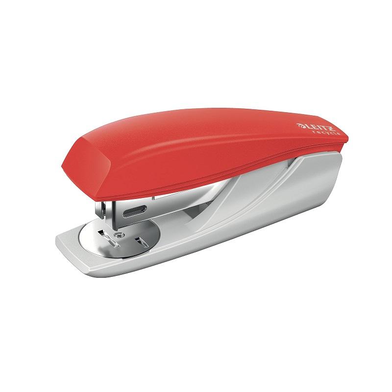 Телбод LEITZ NeXXt Recycle, за 25 л.(80 г), 35x51x121 мм, телчета 24(26)/6, пластмаса+метал, червен | JAR Computers Телбод LEITZ NeXXt Recycle, за 25 л.(80 г), 35x51x121 мм, телчета 24(26)/6, пластмаса+метал, червен