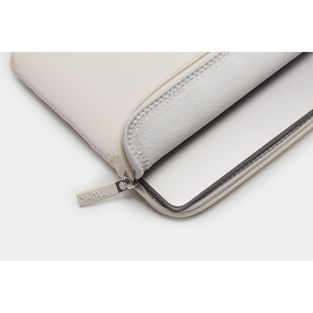 Удароустойчив неопренов калъф за Macbook Pro 13 и Macbook Air 13 (от модел 2017 и по-нов) - Trunk Laptop Sleeve (2022) (златен) | JAR Computers Удароустойчив неопренов калъф за Macbook Pro 13 и Macbook Air 13 (от модел 2017 и по-нов) - Trunk Laptop Sleeve (2022) (златен)