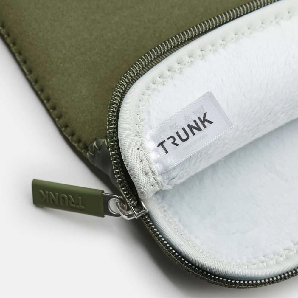 Удароустойчив неопренов калъф за Macbook Pro 13 и Macbook Air 13 (от модел 2017 и по-нов) - Trunk Laptop Sleeve (тъмнозелен) | JAR Computers Удароустойчив неопренов калъф за Macbook Pro 13 и Macbook Air 13 (от модел 2017 и по-нов) - Trunk Laptop Sleeve (тъмнозелен)