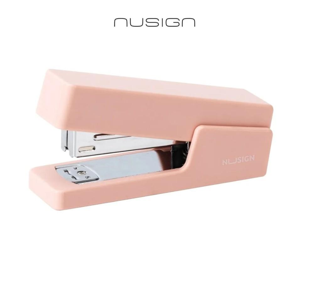 Телбод Nusign Classic, ЕNS084, за 20 л.(80 г), телчета 24(26)/6, пластмаса + метал, розов | JAR Computers Телбод Nusign Classic, ЕNS084, за 20 л.(80 г), телчета 24(26)/6, пластмаса + метал, розов