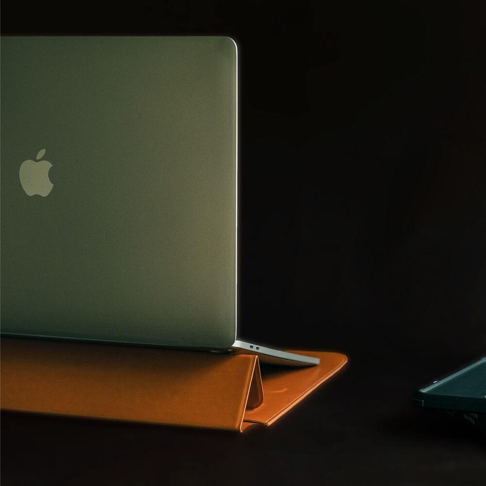 Кожен кейс с поставка за MacBook Pro 15, MacBook Pro 16 - SwitchEasy EasyStand (кафяв) | JAR Computers Кожен кейс с поставка за MacBook Pro 15, MacBook Pro 16 - SwitchEasy EasyStand (кафяв)