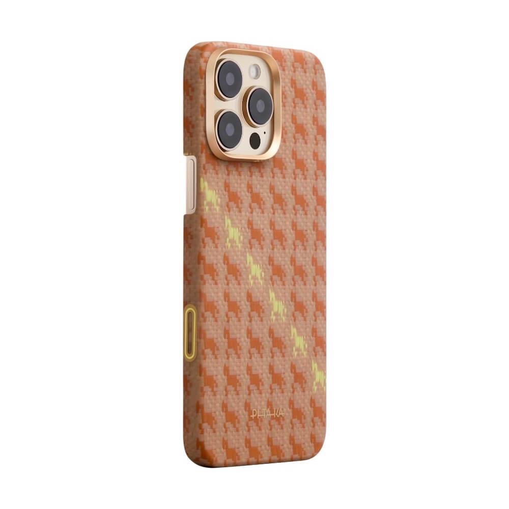 Кевларен кейс с MagSafe за iPhone 16 Pro Max - Pitaka Happiness Rides Amber Edge Ultra Slim Aramid Fiber Case | JAR Computers Кевларен кейс с MagSafe за iPhone 16 Pro Max - Pitaka Happiness Rides Amber Edge Ultra Slim Aramid Fiber Case