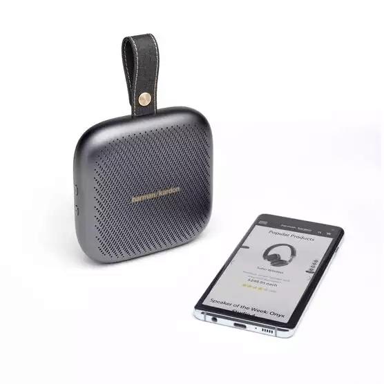 Преносим безжичен аудио спийкър за мобилни устройства - Harman Kardon Neo (сив) | JAR Computers Преносим безжичен аудио спийкър за мобилни устройства - Harman Kardon Neo (сив)