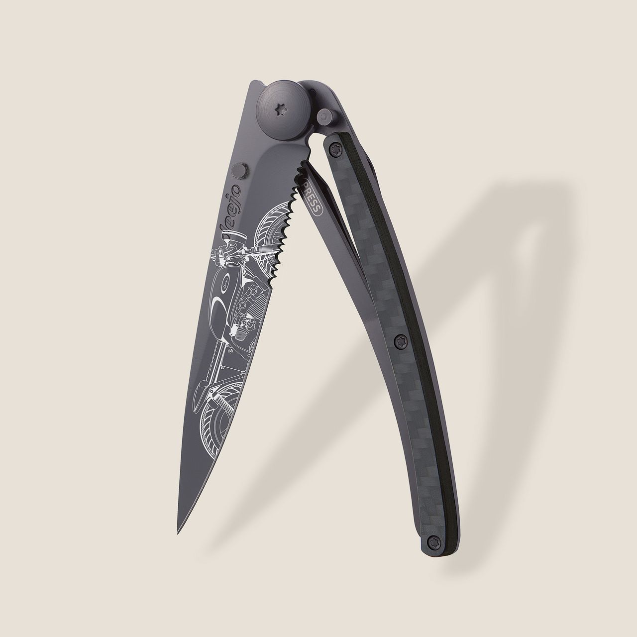 Джобен нож Deejo Serrated 37g, Carbon Fiber / Café Racer | JAR Computers Джобен нож Deejo Serrated 37g, Carbon Fiber / Café Racer